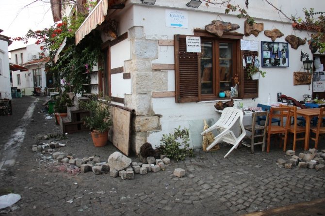 İzmir'de meydana gelen depremin ana üstü görüntülendi