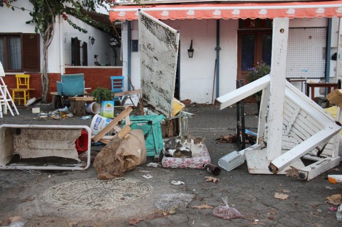 İzmir'de meydana gelen depremin ana üstü görüntülendi