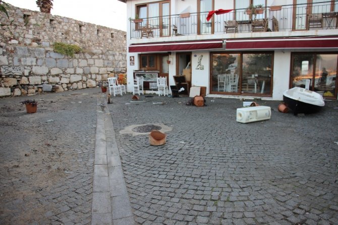 İzmir'de meydana gelen depremin ana üstü görüntülendi