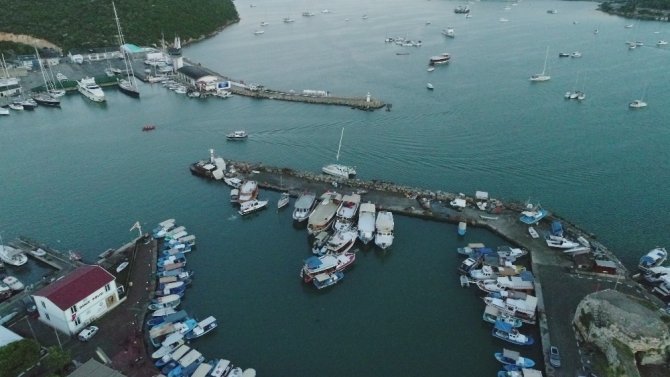 İzmir'de meydana gelen depremin ana üstü görüntülendi