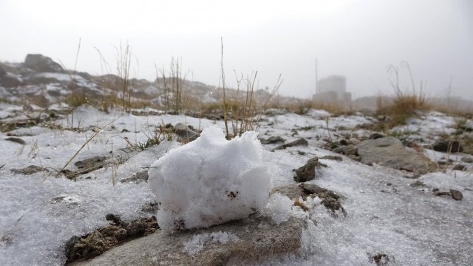 Uludağ’a mevsimin ilk karı düştü! Zirve beyaza büründü