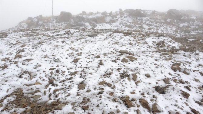 Uludağ’a mevsimin ilk karı düştü! Zirve beyaza büründü