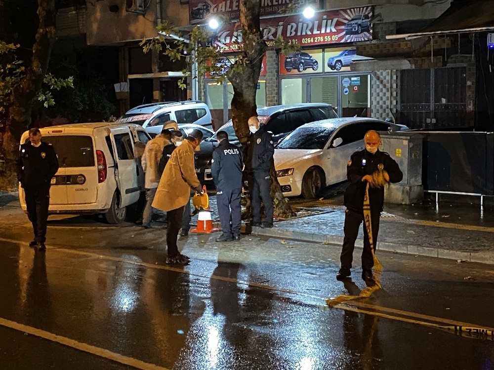 Sakarya'da mekan önünde silahlı kavga: 2 kardeş yaralı