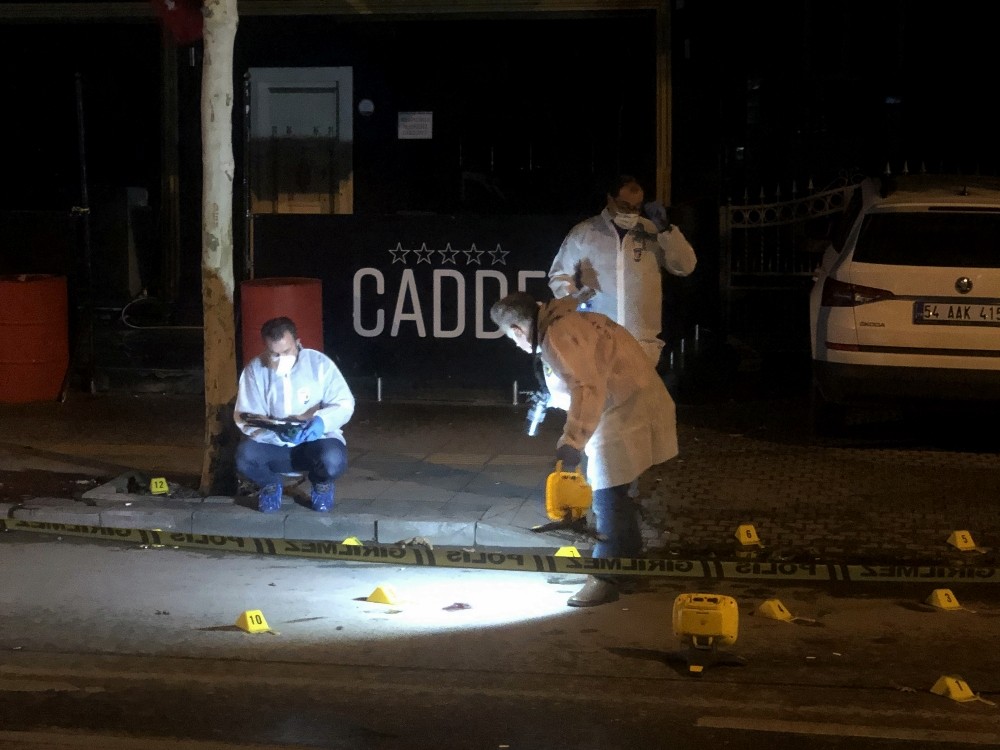 Sakarya'da mekan önünde silahlı kavga: 2 kardeş yaralı