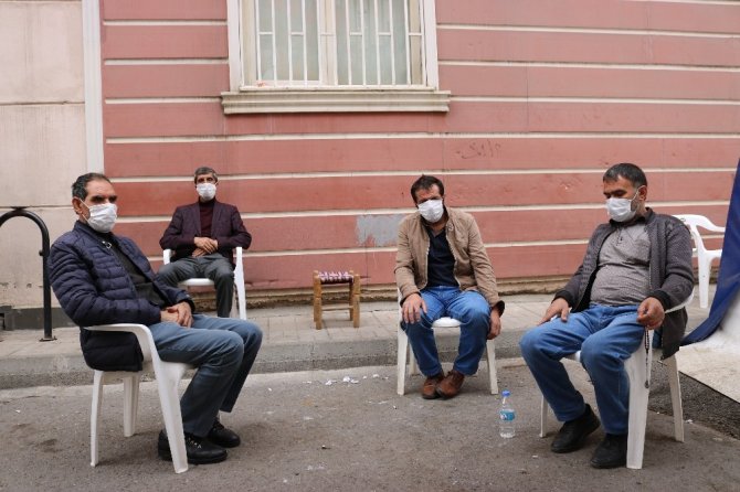 Diyarbakır HDP İl Binasının önündeki evlat nöbeti 427'inci gününde