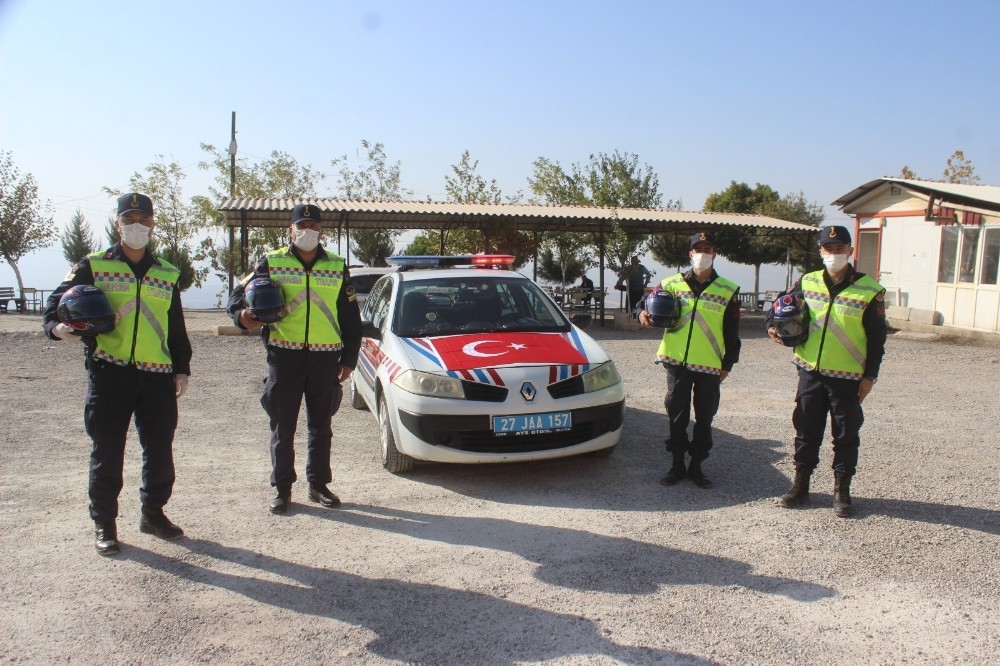 Jandarmadan sürücülere kask sürprizi