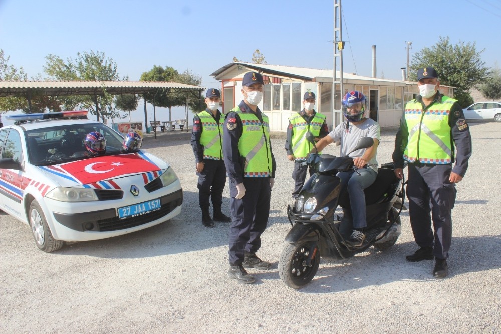 Jandarmadan sürücülere kask sürprizi