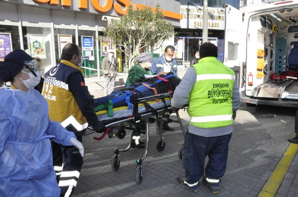 Sohbet esnasında yaşlı adamın kafasına tahta düştü!