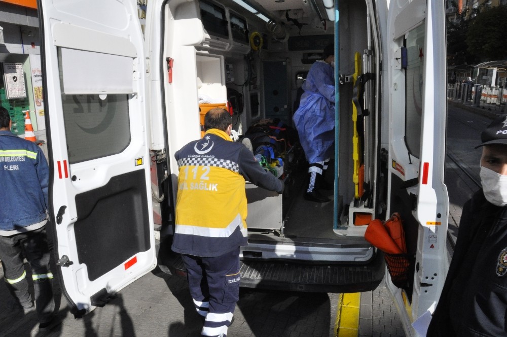 Sohbet esnasında yaşlı adamın kafasına tahta düştü!