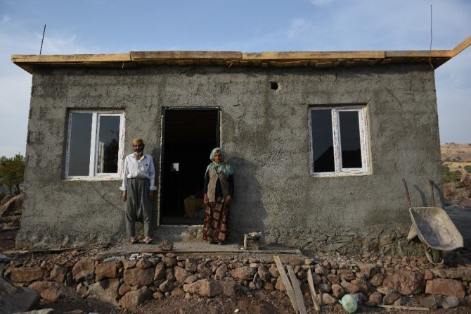 Kasım Gülpınar evi yanan yaşlı çiftin yardım çağrısına sessiz kalmadı!