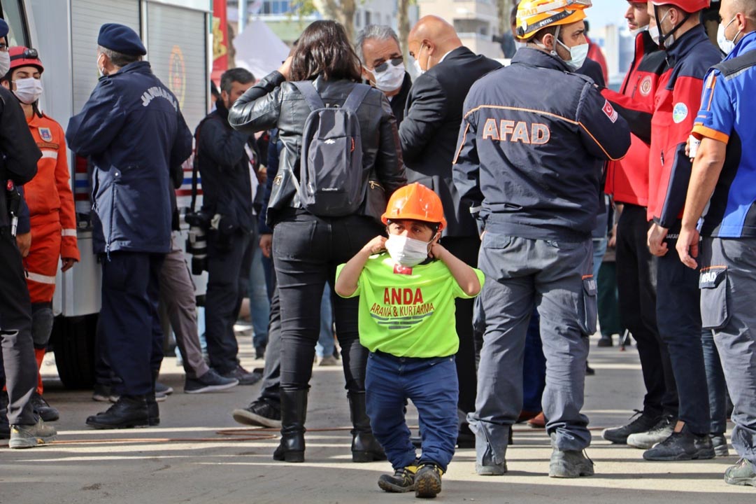 98 santimlik gönüllü, İzmir depreminde arama kurtarma ekibine katıldı