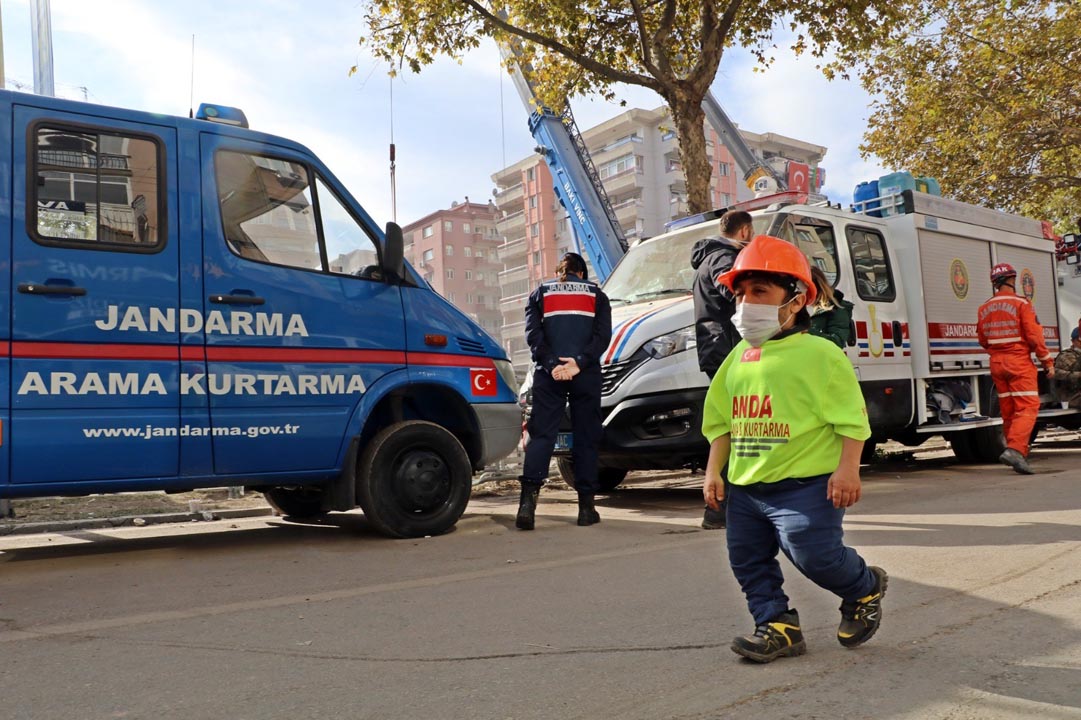 98 santimlik gönüllü, İzmir depreminde arama kurtarma ekibine katıldı