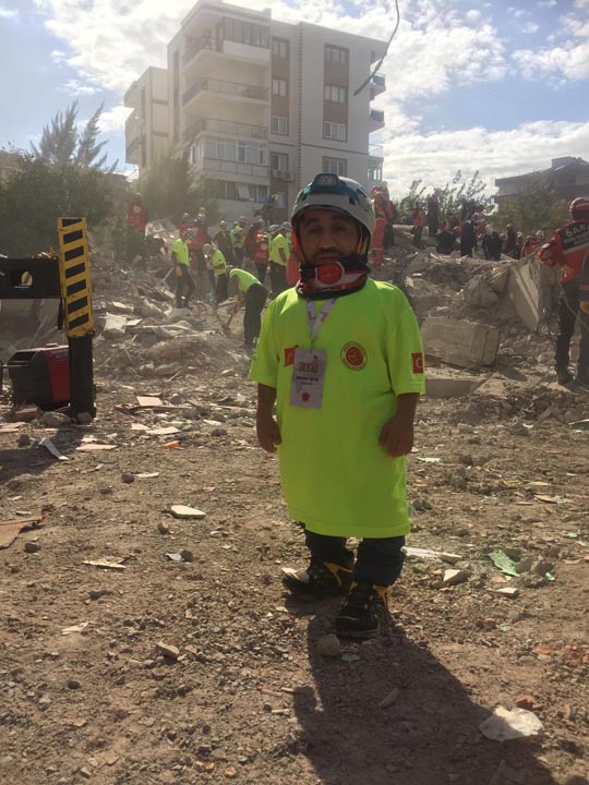 98 santimlik gönüllü, İzmir depreminde arama kurtarma ekibine katıldı