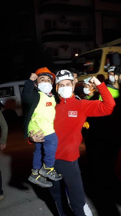 98 santimlik gönüllü, İzmir depreminde arama kurtarma ekibine katıldı