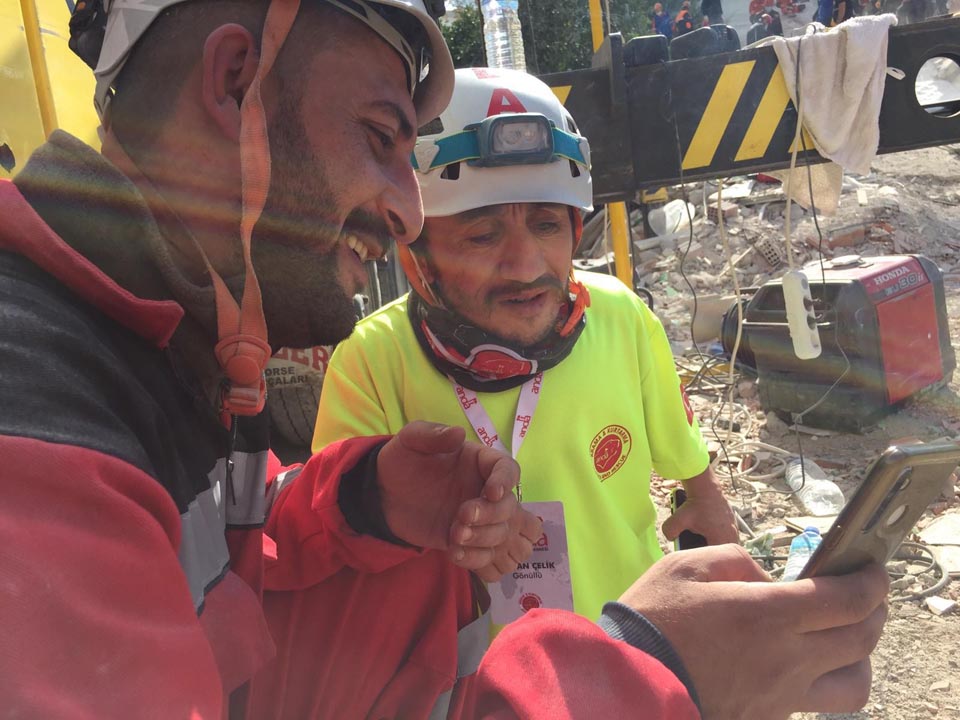 98 santimlik gönüllü, İzmir depreminde arama kurtarma ekibine katıldı