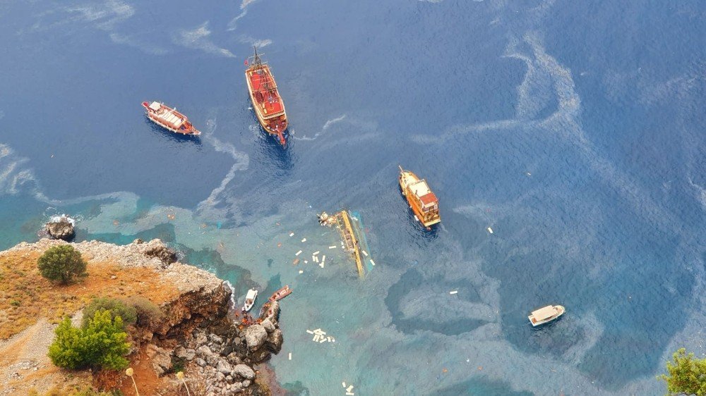 İçinde 30 kişinin bulunduğu tekne alabora oldu