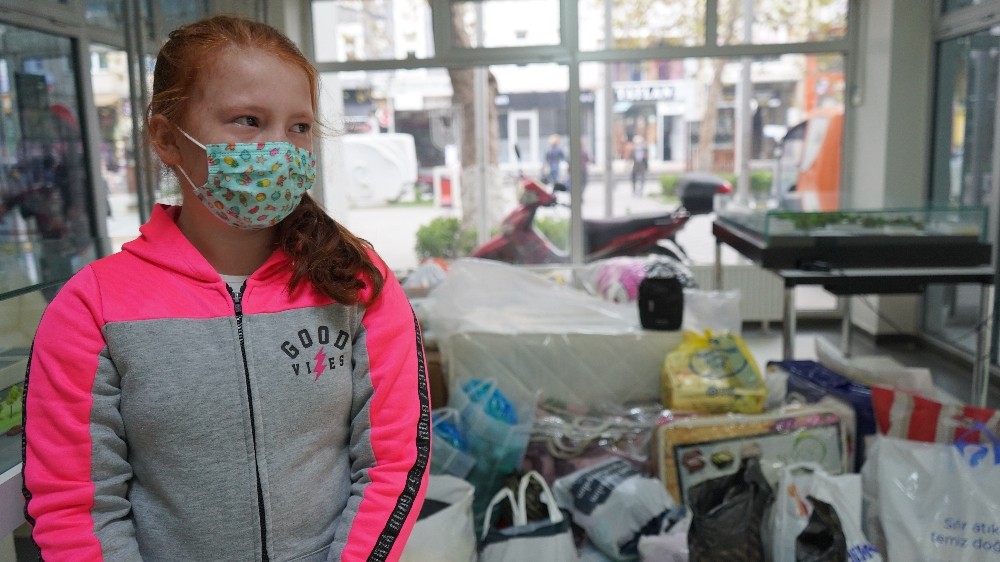 Depremzedelere yardım gönderen küçük kız, gözyaşlarına hakim olamadı