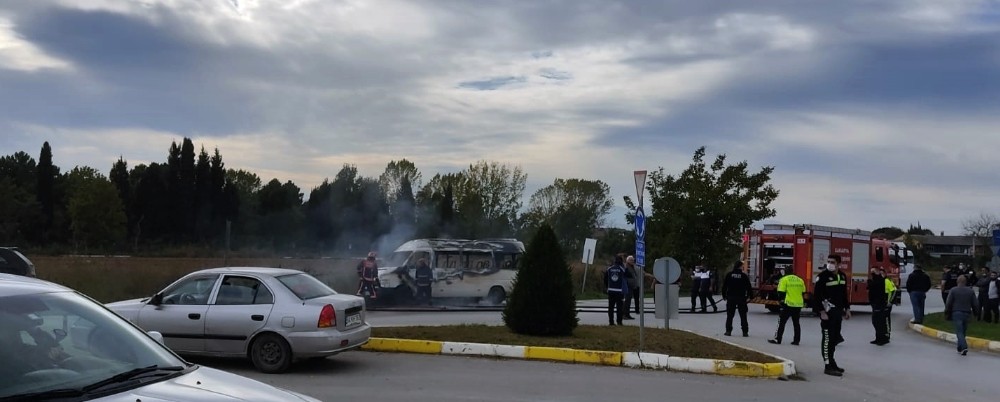 Ortaklarına sinirlenen adam, minibüsünü ateşe verdi