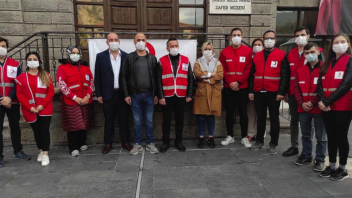 Suriyelilerden skandal hareket: Depremzedeler için gönderilen yardımları yağmaladılar!
