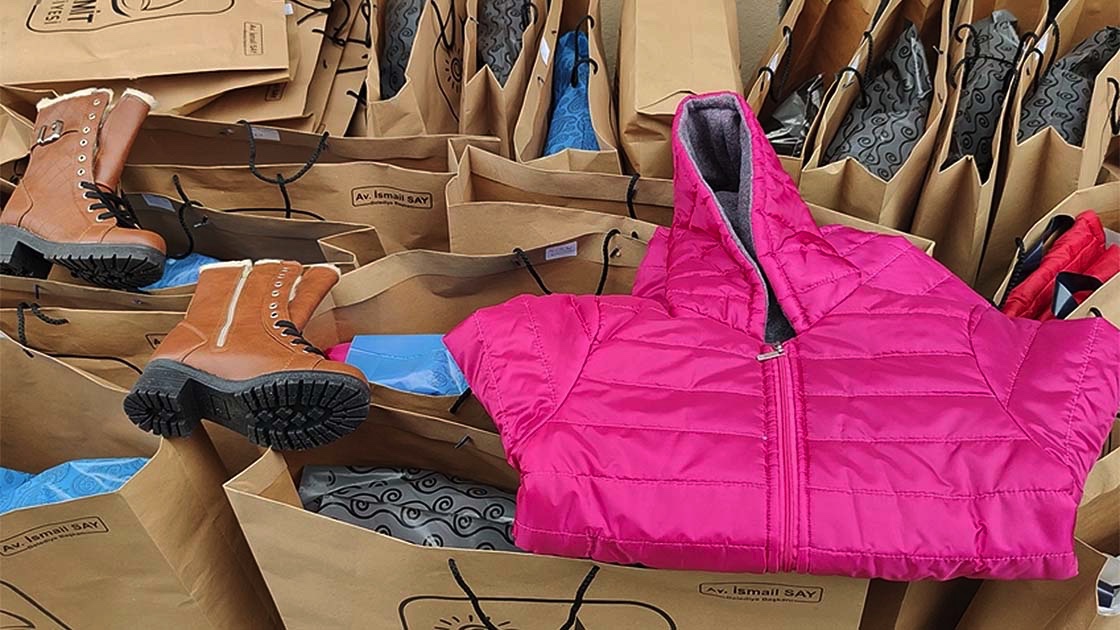 Suriyelilerden skandal hareket: Depremzedeler için gönderilen yardımları yağmaladılar!