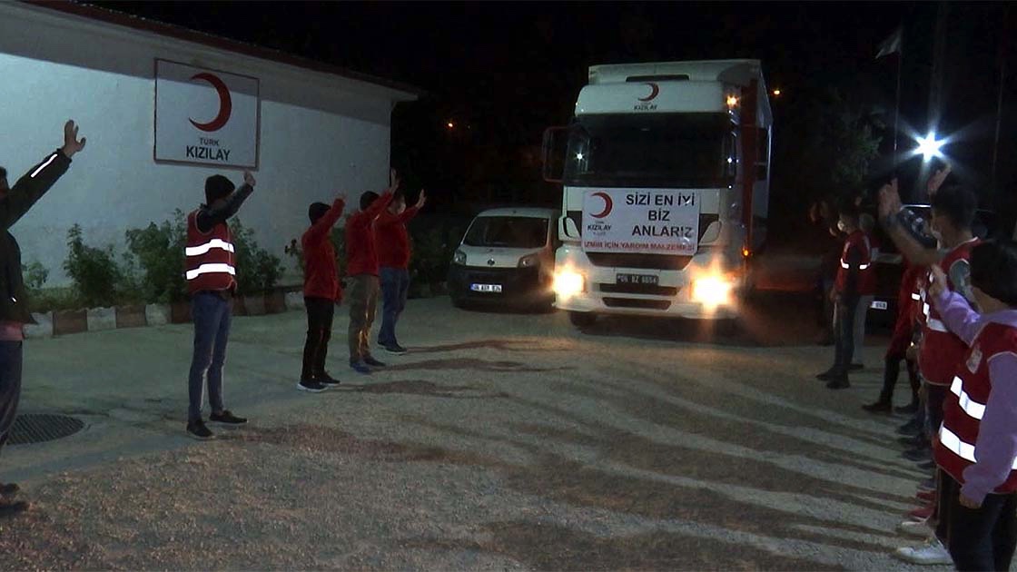 Suriyelilerden skandal hareket: Depremzedeler için gönderilen yardımları yağmaladılar!