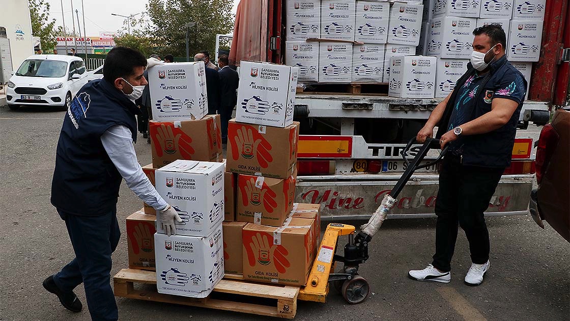 Suriyelilerden skandal hareket: Depremzedeler için gönderilen yardımları yağmaladılar!