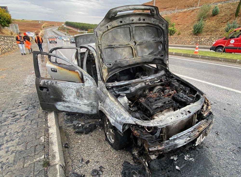 Seyir halindeki araç alevler içinde yandı