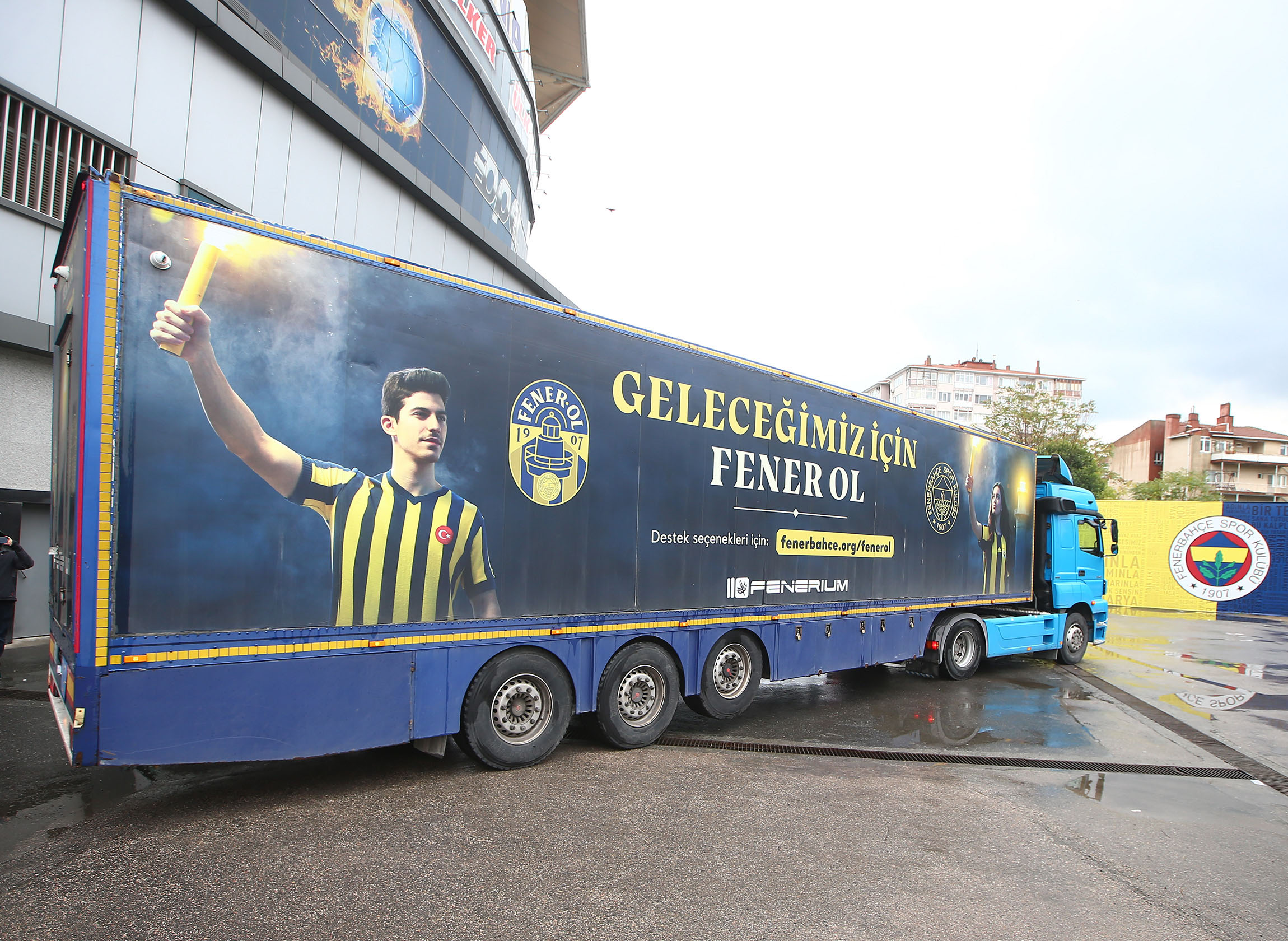 Fenerbahçe'den İzmir'deki depremzedelere yardım!