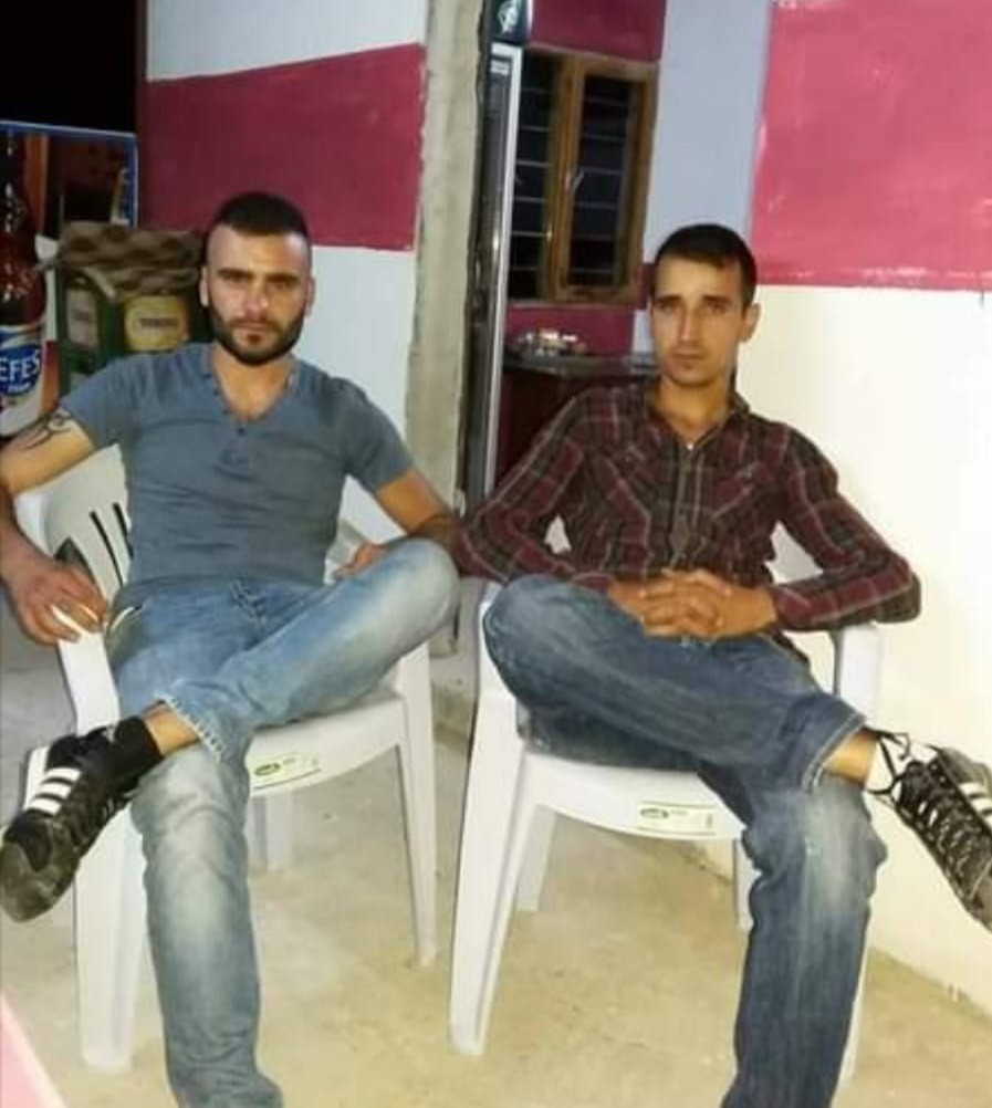 Katil, öldürdüğü 2 arkadaşı ve ağabeyi ile fotoğraf çektirmiş!