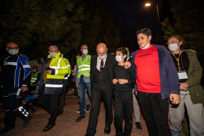 Başkan Tunç Soyer depremzedelerle bir araya geldi! Sorunları dinledi