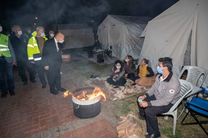 Başkan Tunç Soyer depremzedelerle bir araya geldi! Sorunları dinledi