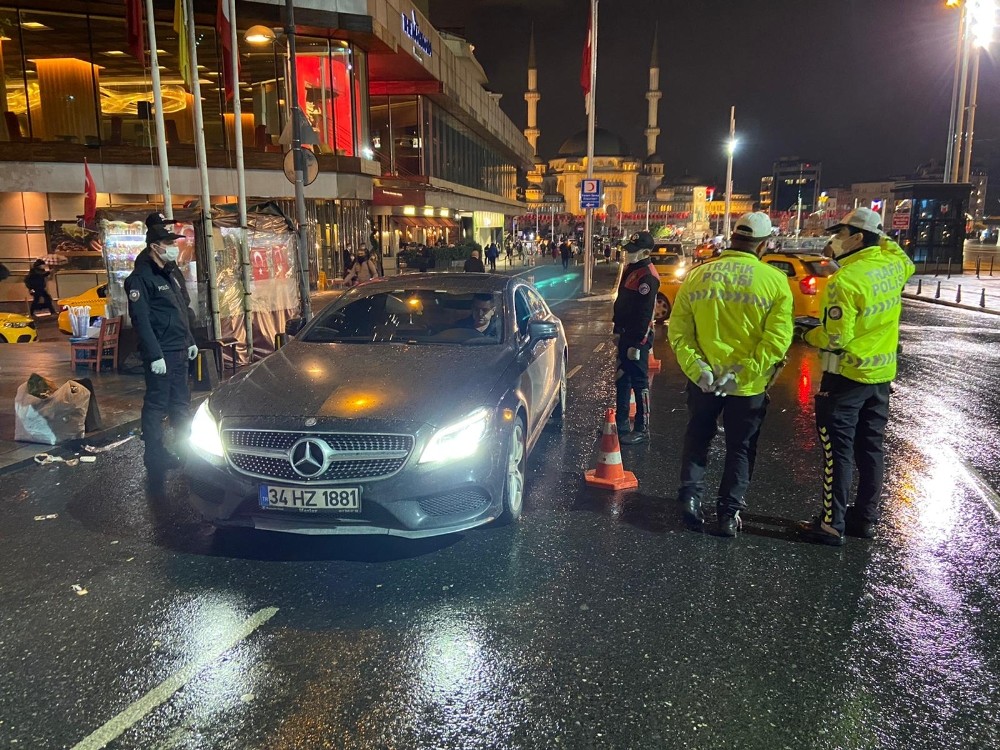 İstanbul’daki "Yeditepe Huzur" uygulamada, aranan 371 şahıs yakalandı