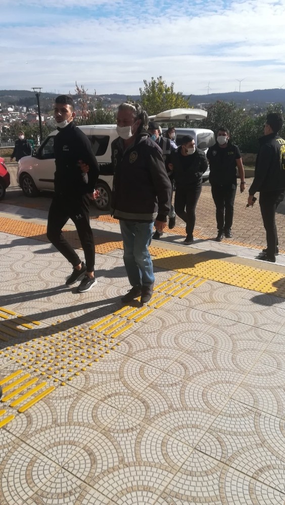 Urla'da uyuşturucu tacirlerine suçüstü : 6 kişi tutuklandı