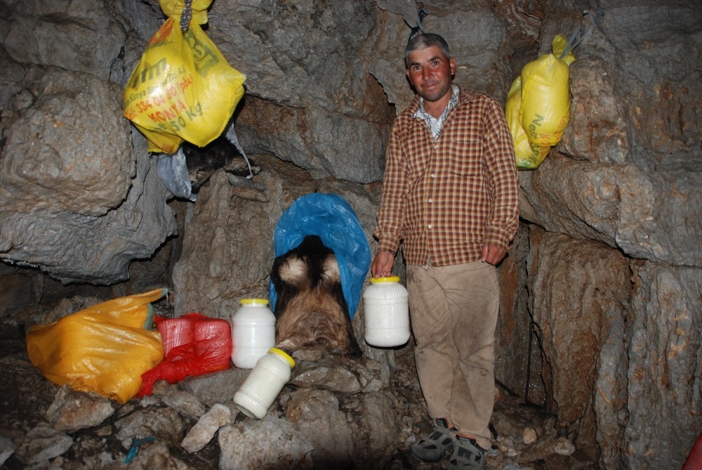 Yazın siparişini aldıkları peyniri, 40 metrelik kar obruklarında muhafaza ediyor