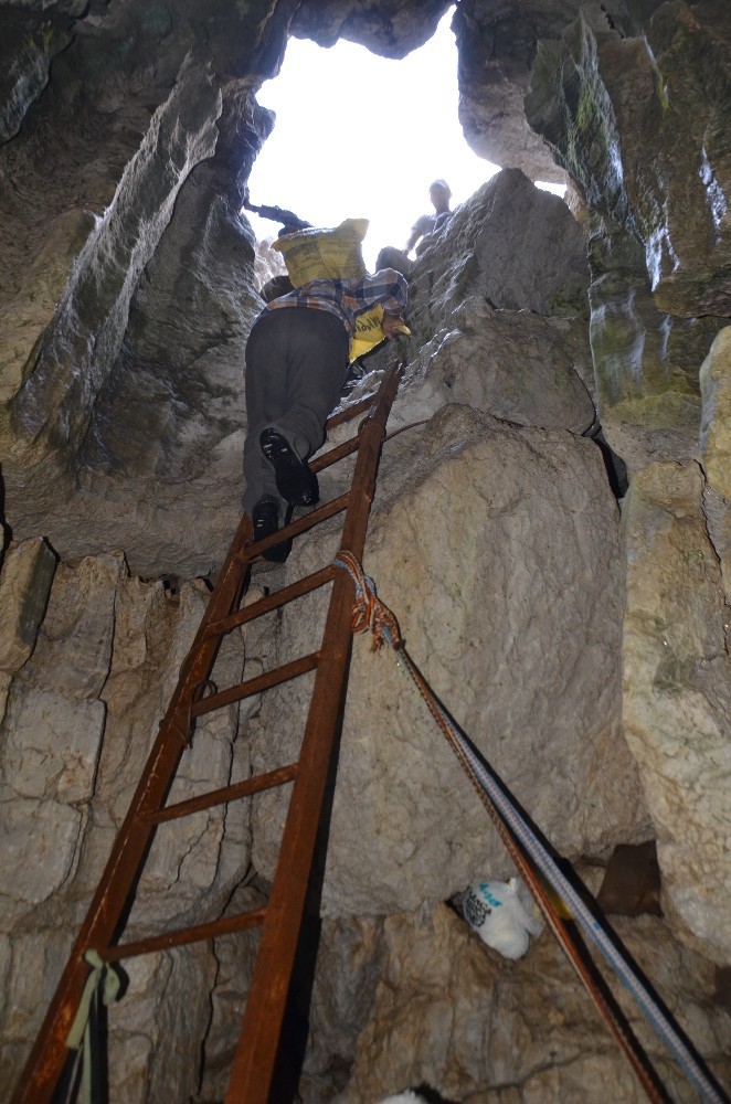 Yazın siparişini aldıkları peyniri, 40 metrelik kar obruklarında muhafaza ediyor