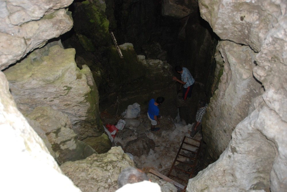 Yazın siparişini aldıkları peyniri, 40 metrelik kar obruklarında muhafaza ediyor