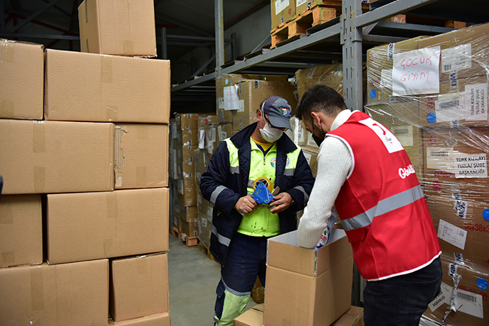 Tuzla Belediyesi, İzmir'deki depremzedelerin yardım çığlıklarına ses verdi!