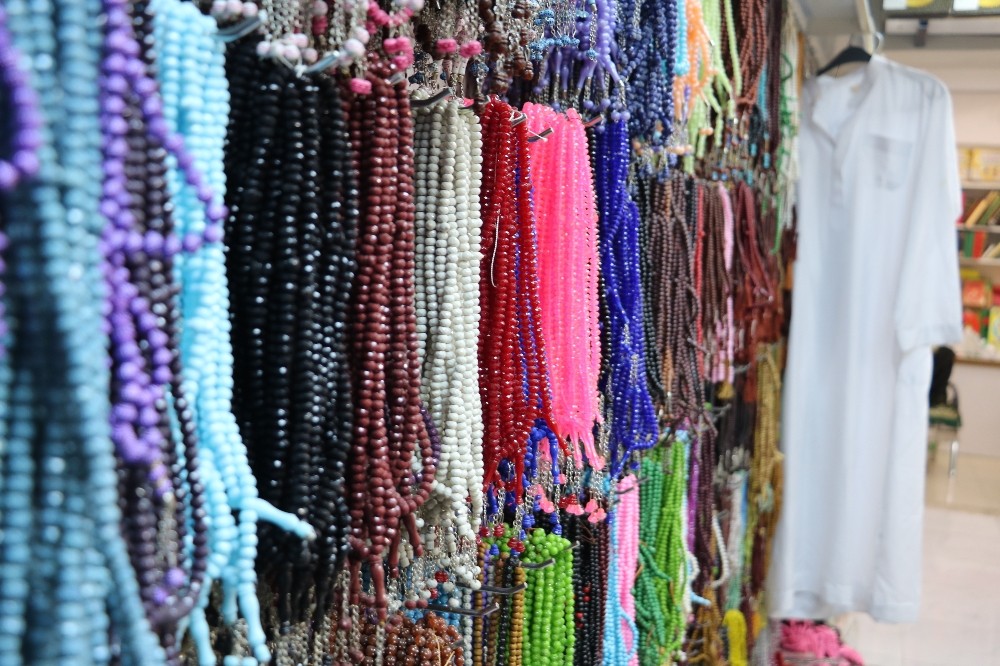 Salgın nedeniyle hac ve umre malzemeleri raflarda tozlanıyor