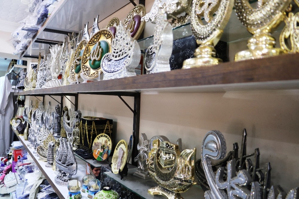 Salgın nedeniyle hac ve umre malzemeleri raflarda tozlanıyor