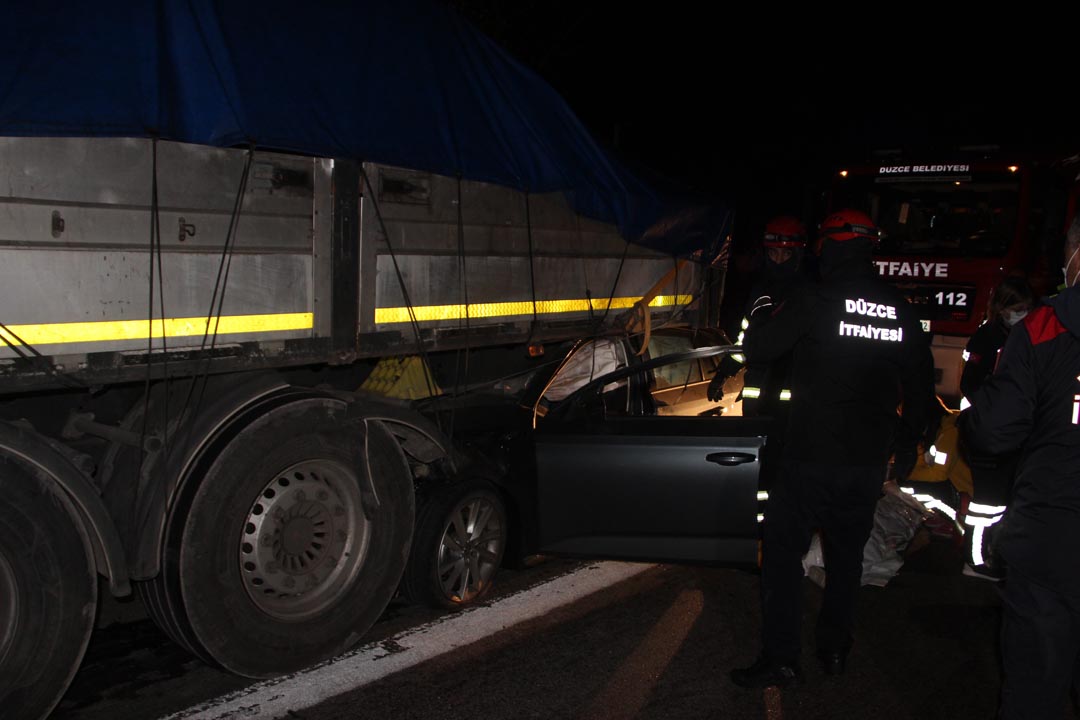 TEM otoyolunda feci! Otomobil TIR'ın dorsesine ok gibi saplandı: 1 ölü, 1 yaralı