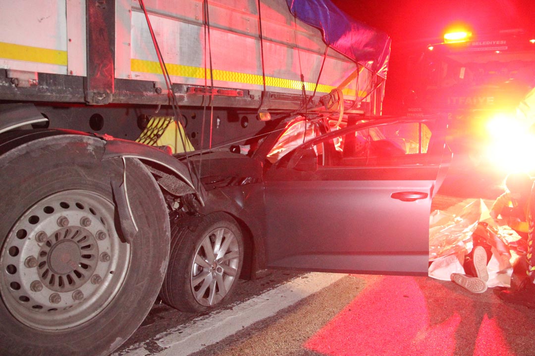 TEM otoyolunda feci! Otomobil TIR'ın dorsesine ok gibi saplandı: 1 ölü, 1 yaralı