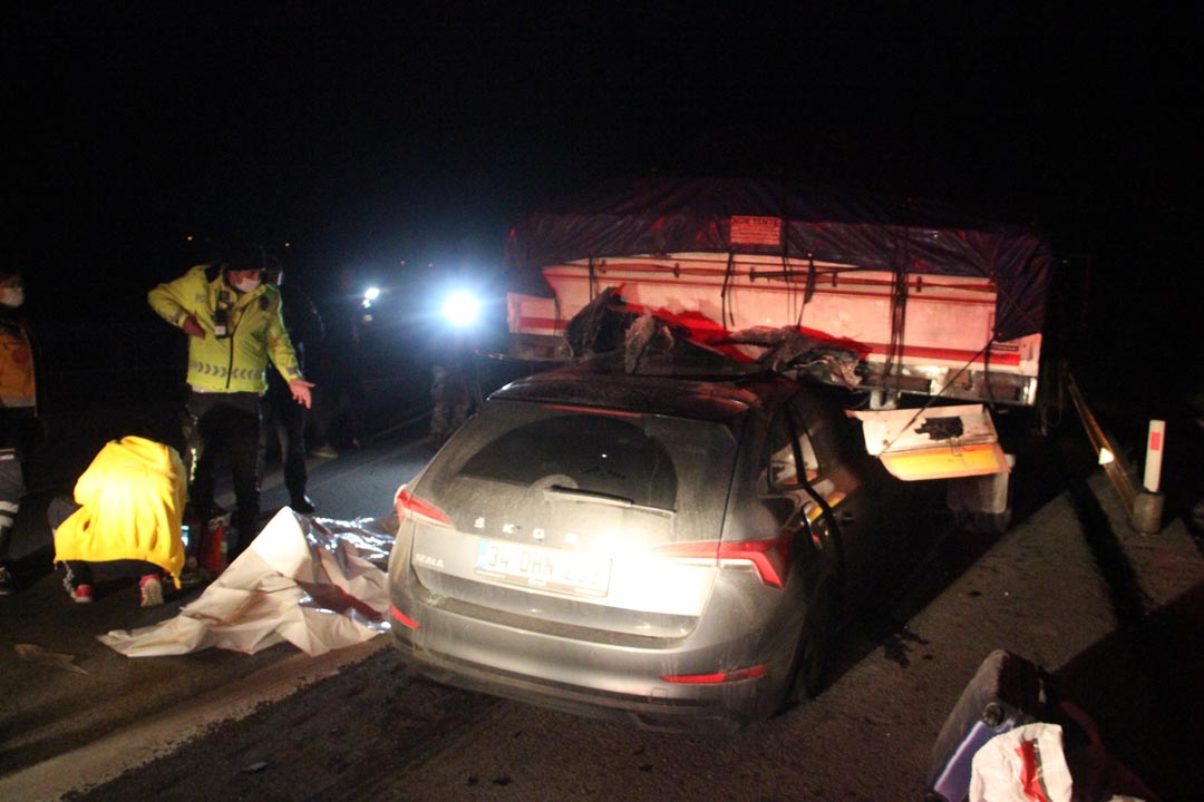TEM otoyolunda feci! Otomobil TIR'ın dorsesine ok gibi saplandı: 1 ölü, 1 yaralı