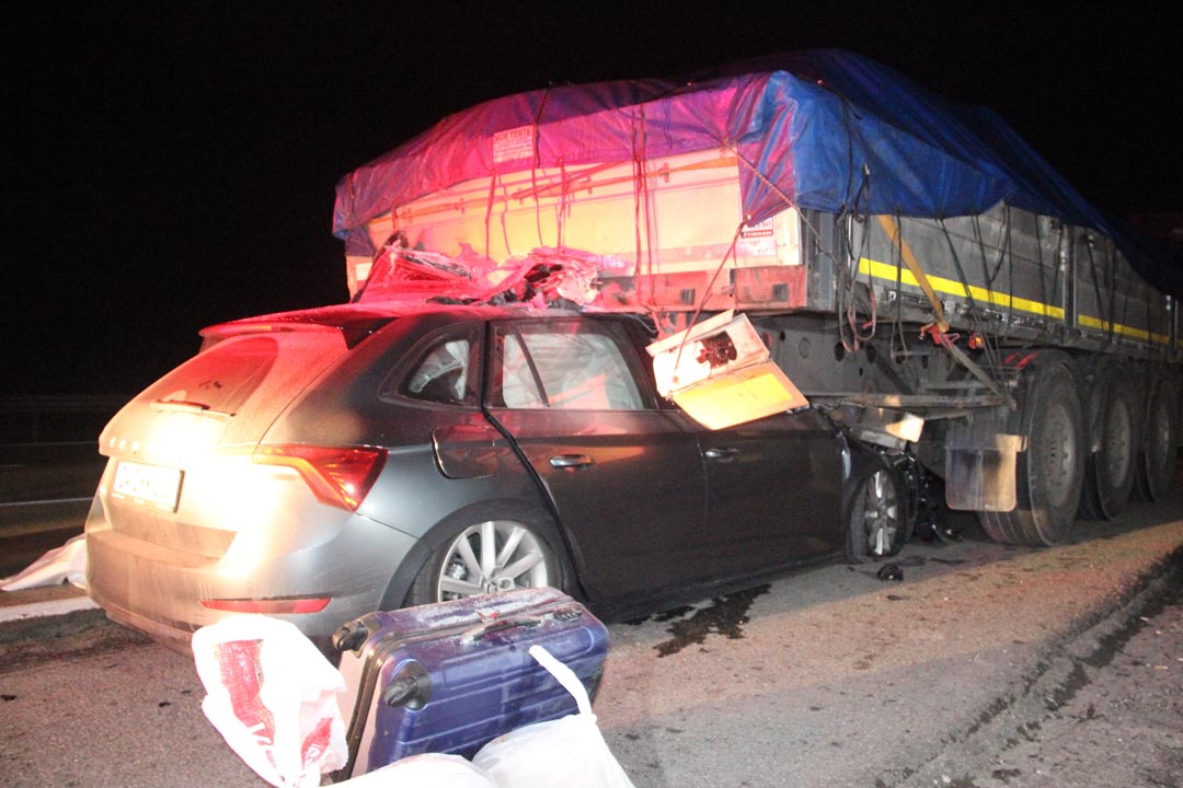 TEM otoyolunda feci! Otomobil TIR'ın dorsesine ok gibi saplandı: 1 ölü, 1 yaralı
