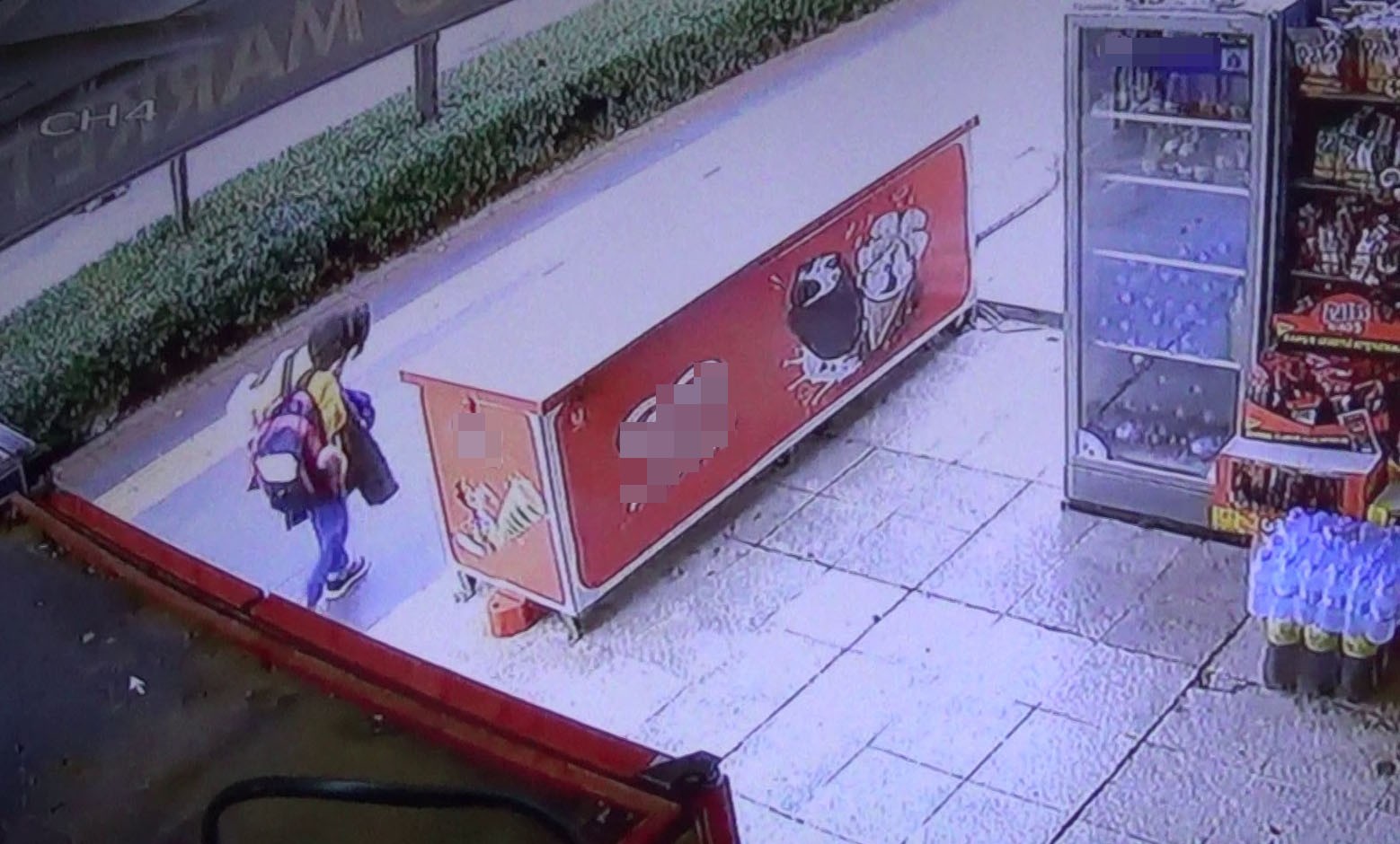 Maskesiz gençten sorumsuz davranış! Yoldan geçen öğrencinin yüzüne hapşırdı