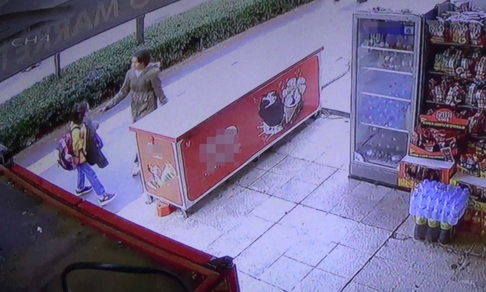 Maskesiz gençten sorumsuz davranış! Yoldan geçen öğrencinin yüzüne hapşırdı