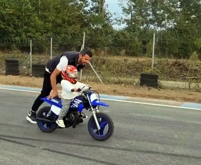 Sofuoğlu'nun minik oğlu motosiklet üstünde