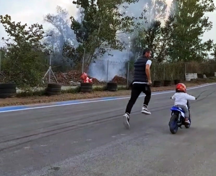 Sofuoğlu'nun minik oğlu motosiklet üstünde
