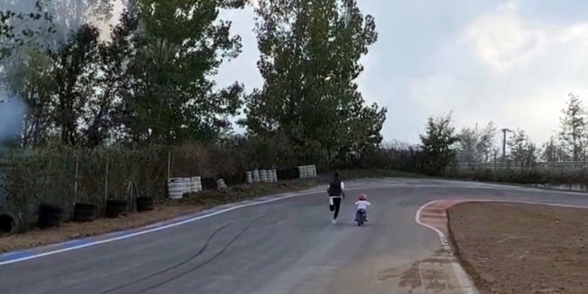 Sofuoğlu'nun minik oğlu motosiklet üstünde