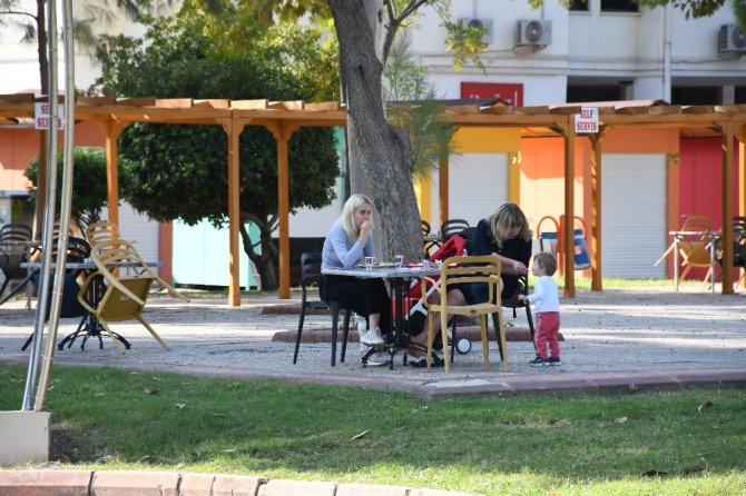 Kasım ayının ortasında turistler denize girmeye devam ediyor!