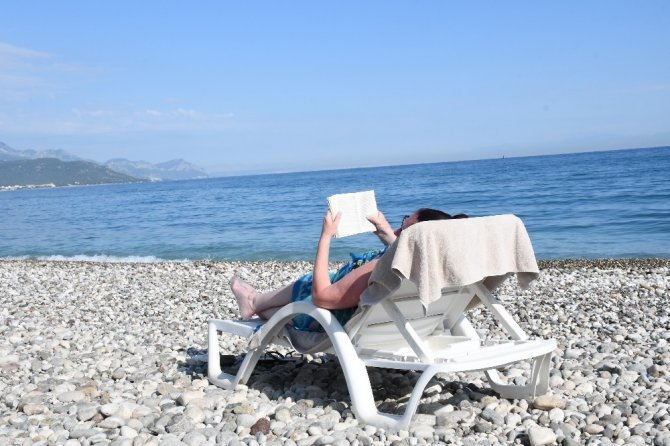 Kasım ayının ortasında turistler denize girmeye devam ediyor!